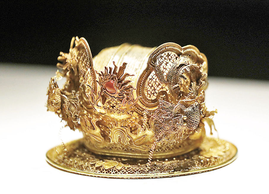 雙龍戲珠樑冠　存在於明朝（公元1368至1644年），背面雙龍的頸部和火珠以彈簧連接冠體，行步即顫，可能是帝王的飾物
