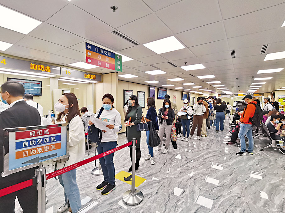 ◆教育界反映部分學生未能及時預約換領或申請回鄉證，擔心或會影響考察安排。教育局宣布已與中旅證件協調，為師生安排一次性辦理回鄉證的便利服務。圖為大批市民辦理回鄉證。 資料圖片