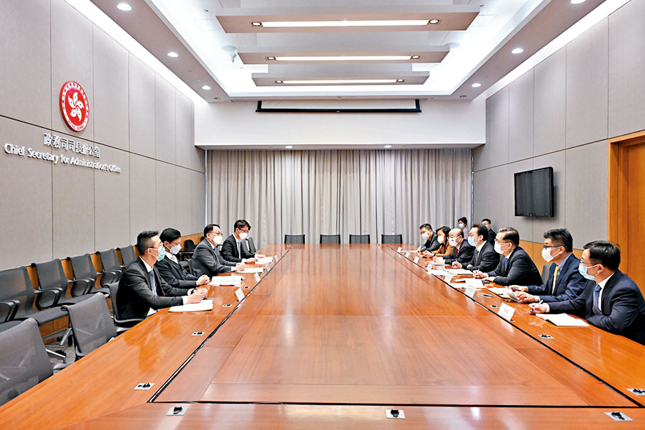 ◆陳國基（左三）昨日與率團訪港的天津市副市長朱鵬（右四）會面，就進一步加強香港與天津合作交換意見。