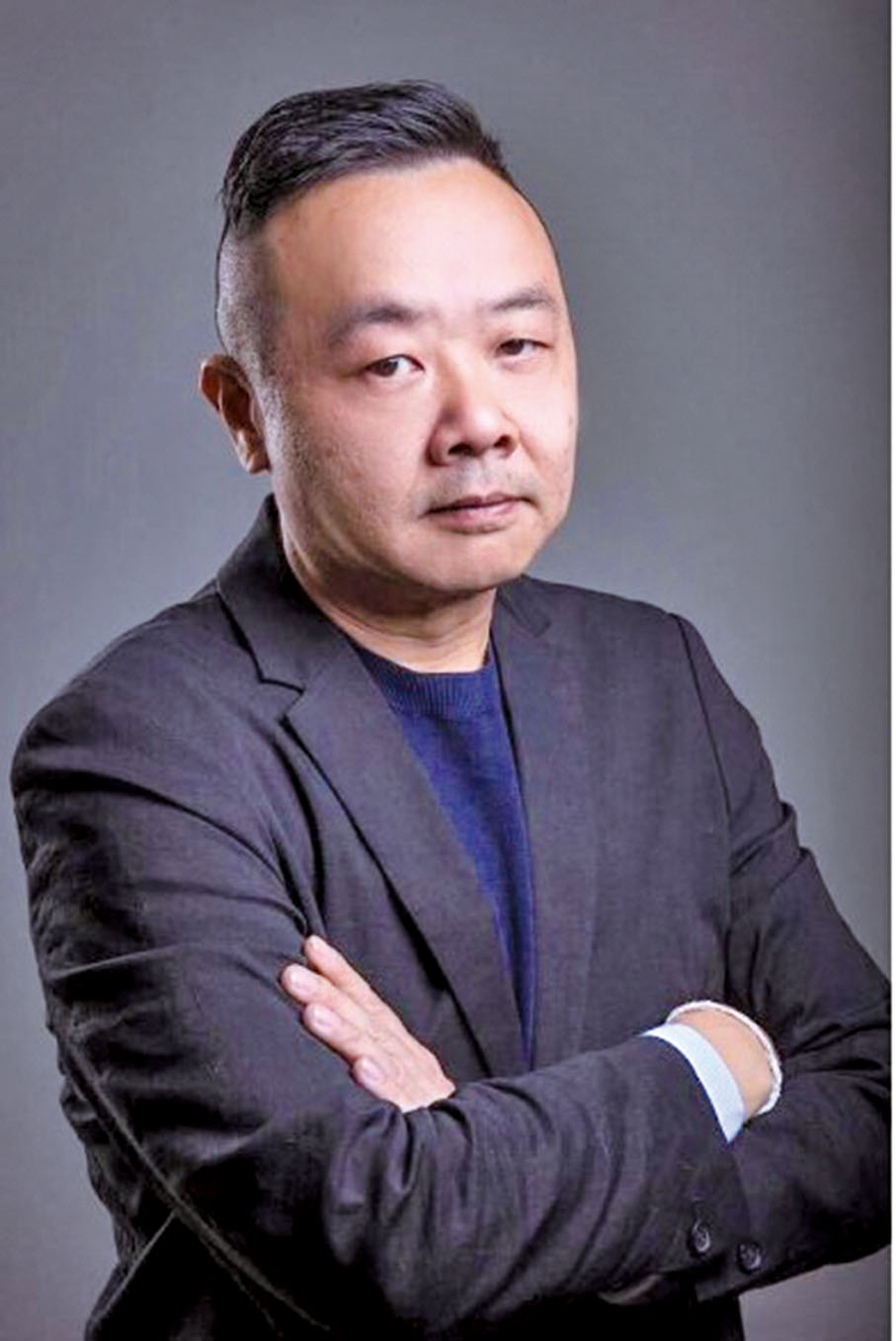 何智崐 潪澔發展控股有限公司 （聯交所編號﹕08423）執行董事　擁有30餘年的工程和營商經驗，包括參與地產發展及策劃、建造及設計和物業管理，熱心公益，支持東方體育會的青少年發展基金，有見於環境變化，開立思路環保工程有限公司，供應環保LED燈予本地建造業及其他行業。