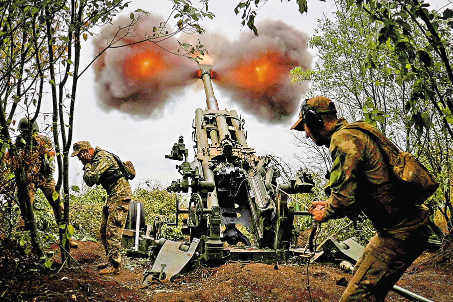 ◆烏軍發射M777榴彈炮。 路透社