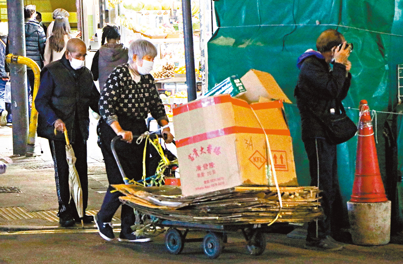 ◆預算案撥款13億支援長者，當中有不少受惠者是自食其力的老人家。 香港文匯報記者北山彥  攝