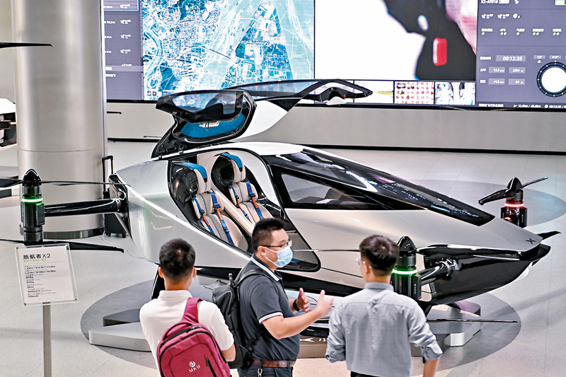 ◆「再造新廣東」提出後，海內外媒體關注。圖為在廣州拍攝的飛行汽車「旅航者X2」。  資料圖片