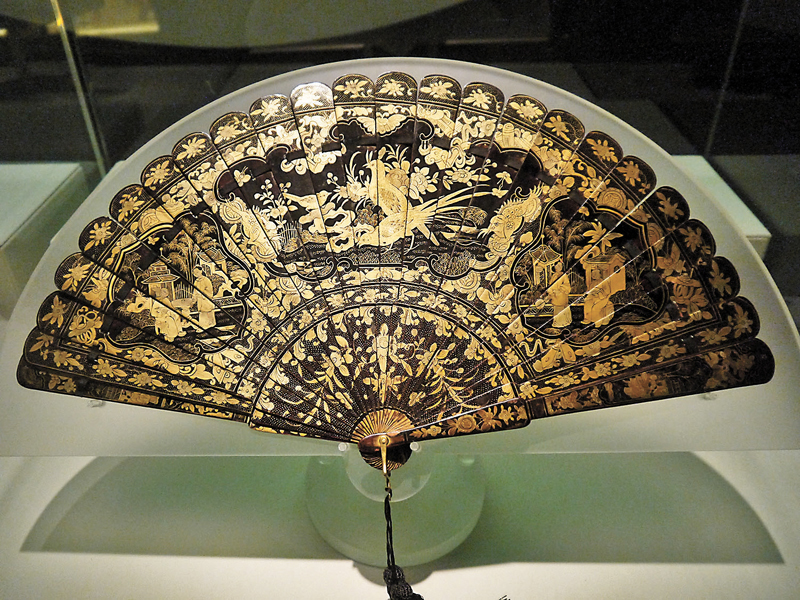 ◆清道光花鳥人物圖髹漆摺扇。