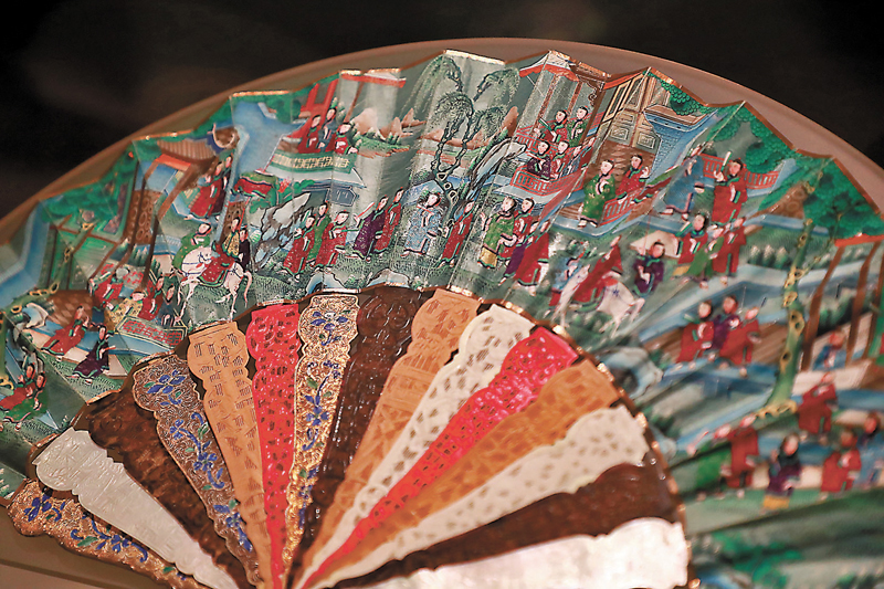 ◆清道光庭院人物圖紙面五料摺扇。