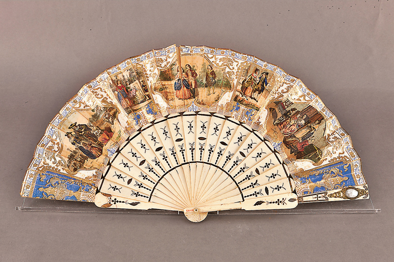 ◆19世紀的西洋人物圖紙面獸骨摺扇，大骨上方鑲嵌了微型鍍金西洋鏡。