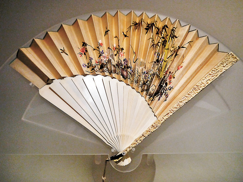 ◆清道光竹鶴圖綢面象牙摺扇上所繡的翠竹和仙鶴為長壽象徵，且諧音「祝賀」。