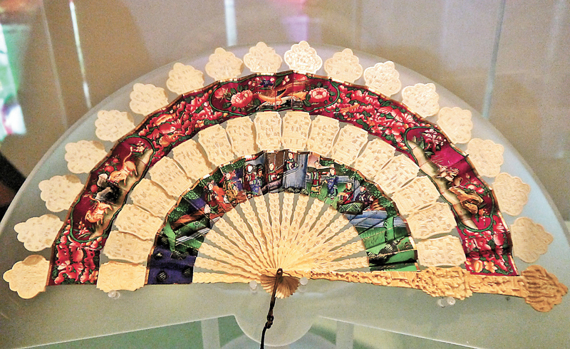 ◆清道光庭院人物圖與花鳥神獸圖雙層紙面象牙摺扇。