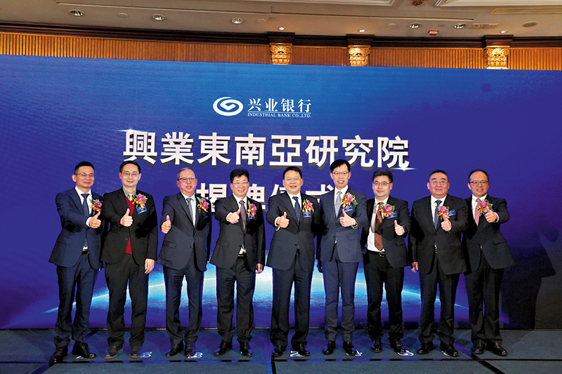 ◆ 中聯辦副主任尹宗華（中）、興業銀行董事長呂家進（左四）、香港貿發局主席林建岳（左三）及香港立法會議員陳振英（右四）出席興業東南亞研究院揭牌儀式。 香港文匯報記者曾興偉  攝