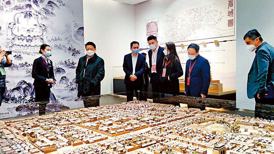 ◆ 參訪團在廣州市城市規劃展覽中心參觀。香港文匯報記者盧靜怡 攝