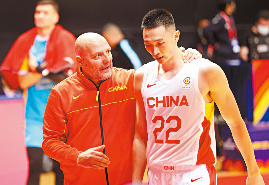 ◆ 主帥佐積域向隊員面授機宜。香港文匯報記者黎永淦  攝