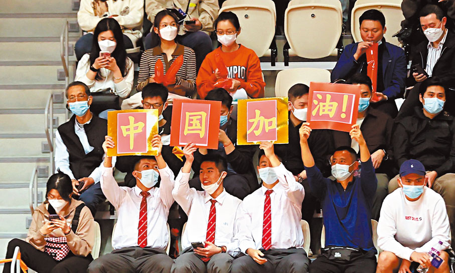 ◆ 球迷為中國男籃打氣。香港文匯報記者黎永淦  攝