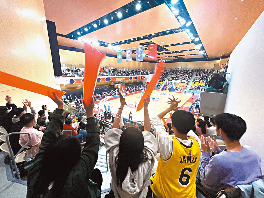 ◆ 現場掌聲雷動，歡呼雀躍，充分體現了主場之利。香港文匯報記者黎永淦  攝