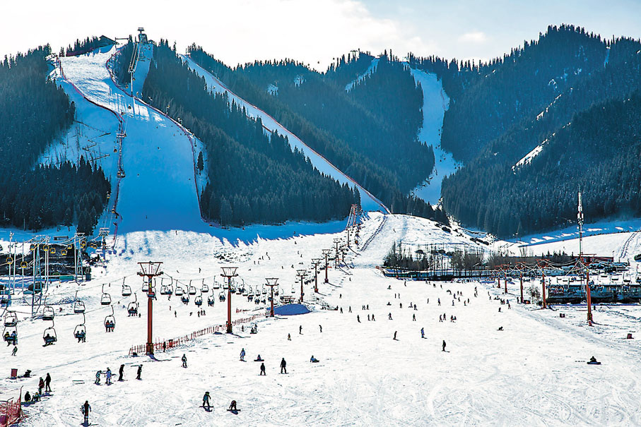 ◆一群雪友在新疆絲綢之路國際度假區滑雪場。