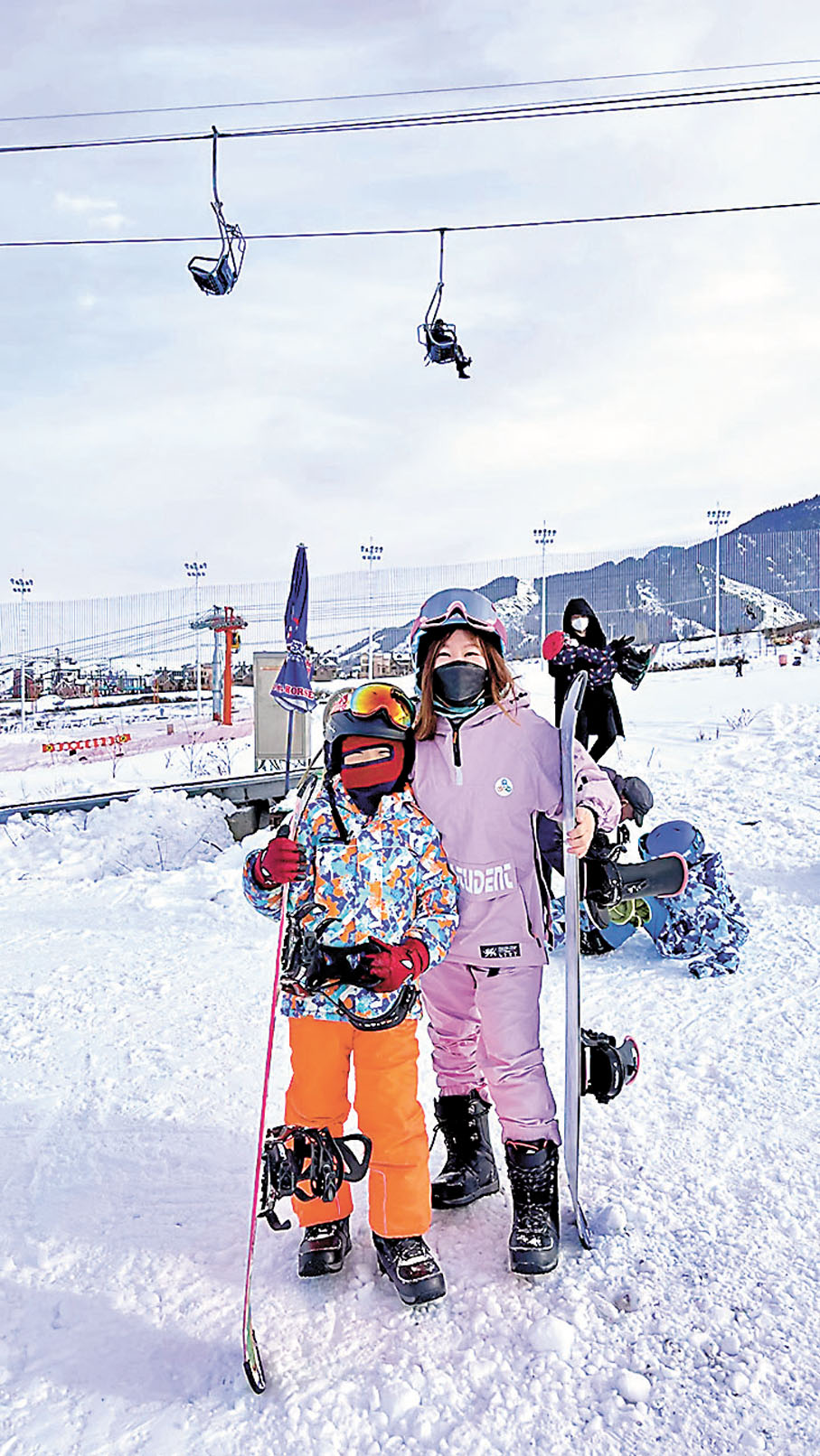 ◆四川雪友周雅韻母子在新疆絲綢之路國際度假區滑雪場。