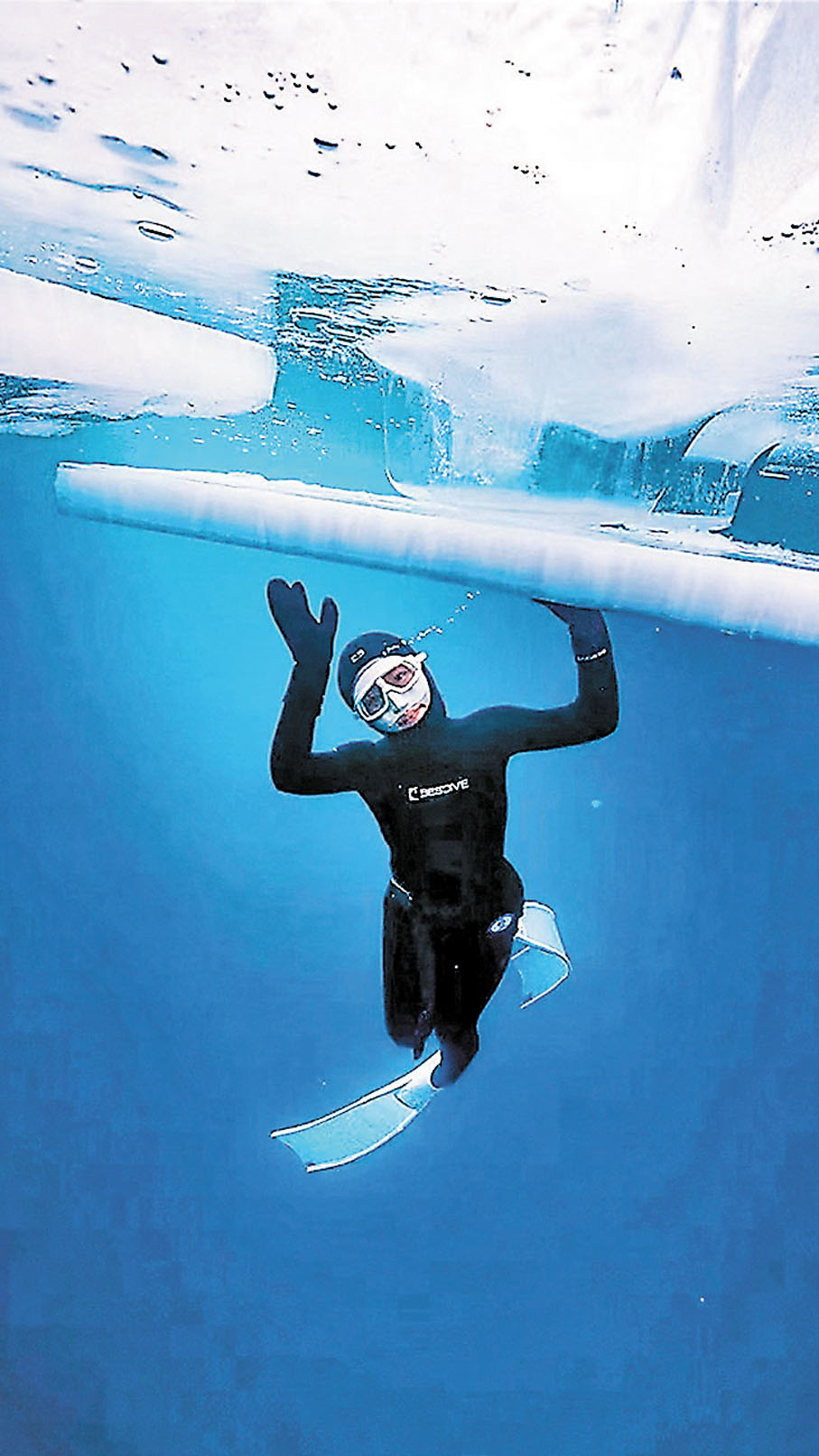 ◆雪友在新疆賽里木湖冰泳。香港文匯報新疆傳真