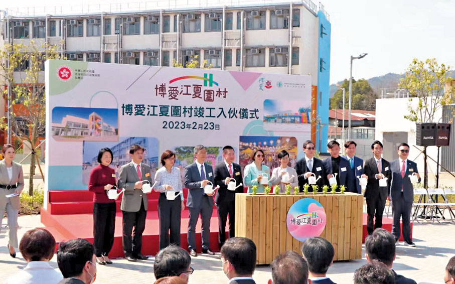 ◆特區政府推動全港最大型的過渡性房屋項目「博愛江夏圍村」，昨日舉行竣工入伙儀式。香港文匯報記者北山彥  攝