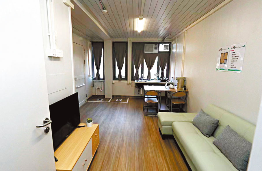 ◆江夏圍村過渡屋的示範單位間隔實用，設施齊備。 香港文匯報記者北山彥  攝