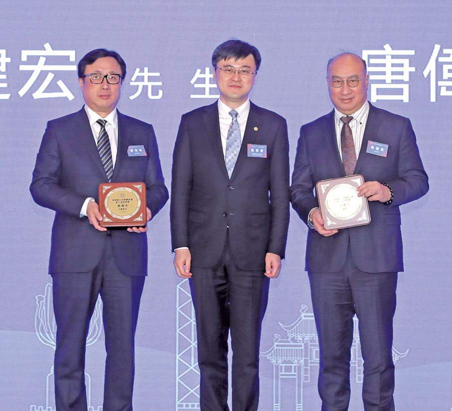 ◆ 周常青為香港錫山同鄉聯誼會名譽會長吳健宏、唐偉年授牌。