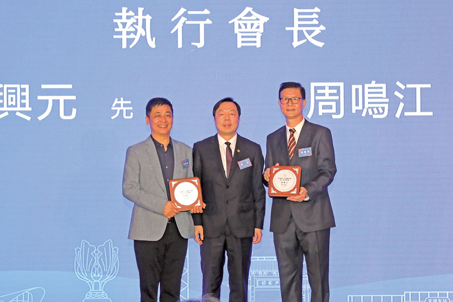 ◆ 方力為香港錫山同鄉聯誼會執行會長馮興元、周鳴江授牌。