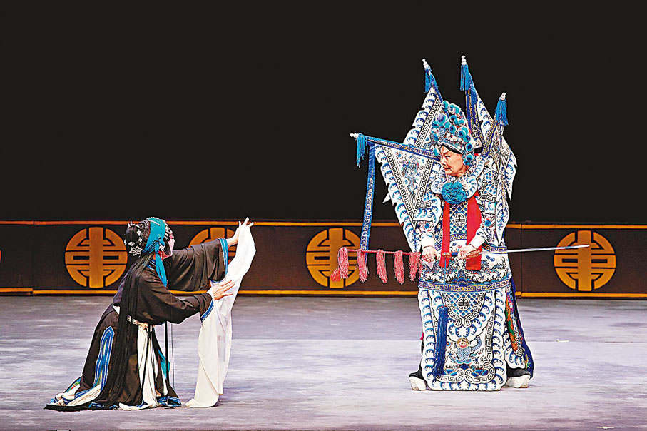 ◆裴艷玲在《平貴別窰》中擔演薛平貴，唱出夫妻離別在即的細膩情感。