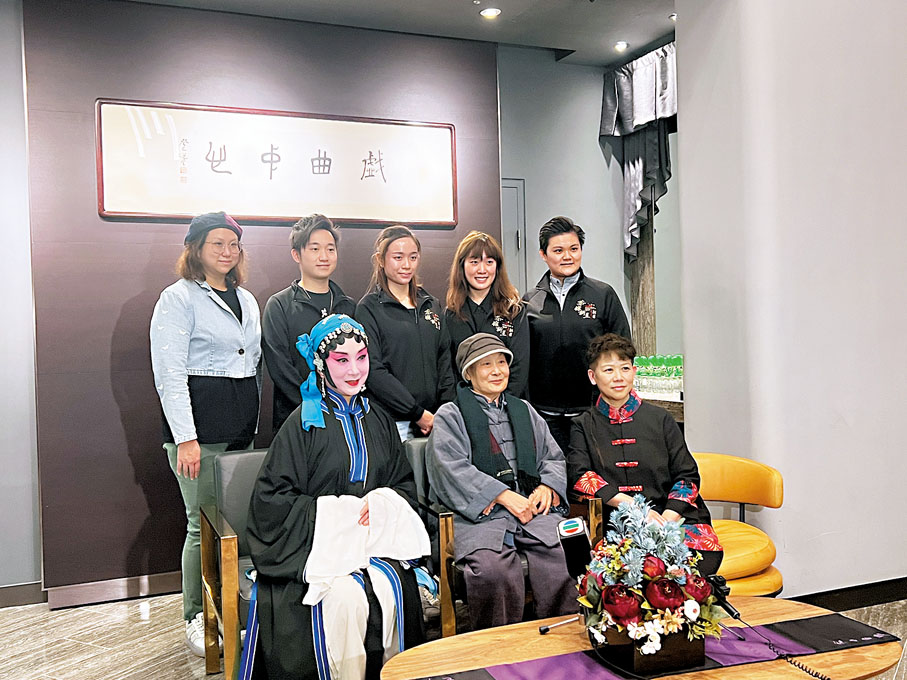 ◆裴艷玲、劉莉沙（前左）、西九文化區表演藝術主管（戲曲）鍾珍珍（前右）與茶館新星劇團成員合影。張岳悅 攝