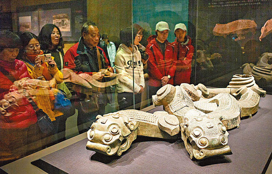 ◆ 對於長平之戰的死亡人數記載，歷史學家抱懷疑態度。圖為遊客觀看戰國時代文物。 資料圖片