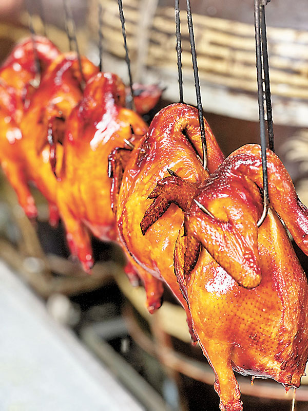 ◆荔枝柴燒雞，從雞皮到雞肉再到雞骨都燒出陣陣清香。 作者供圖