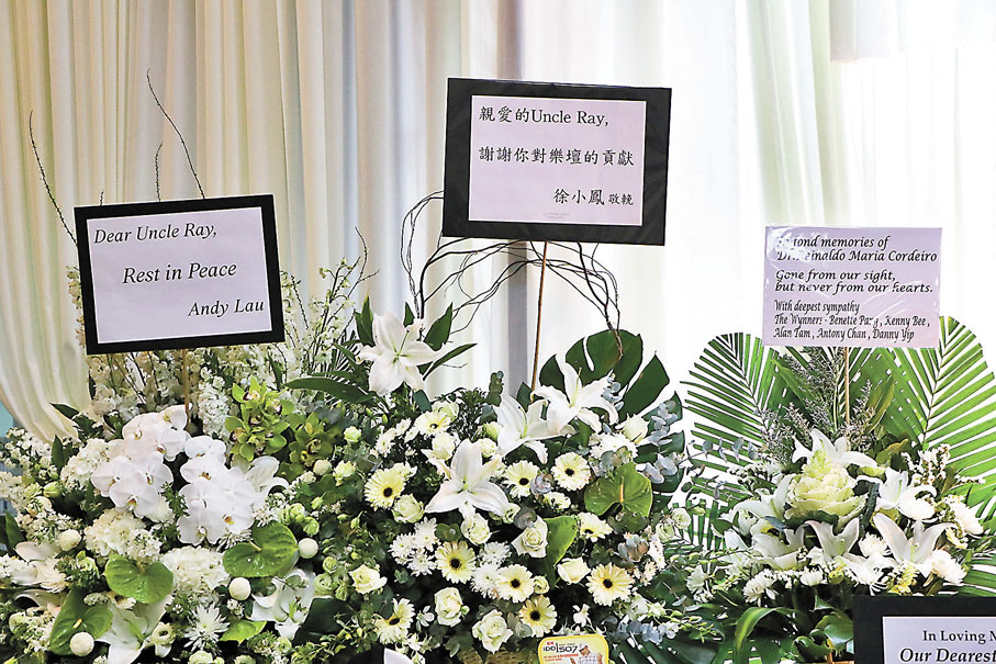 ◆ 小鳳姐送上花圈悼念。