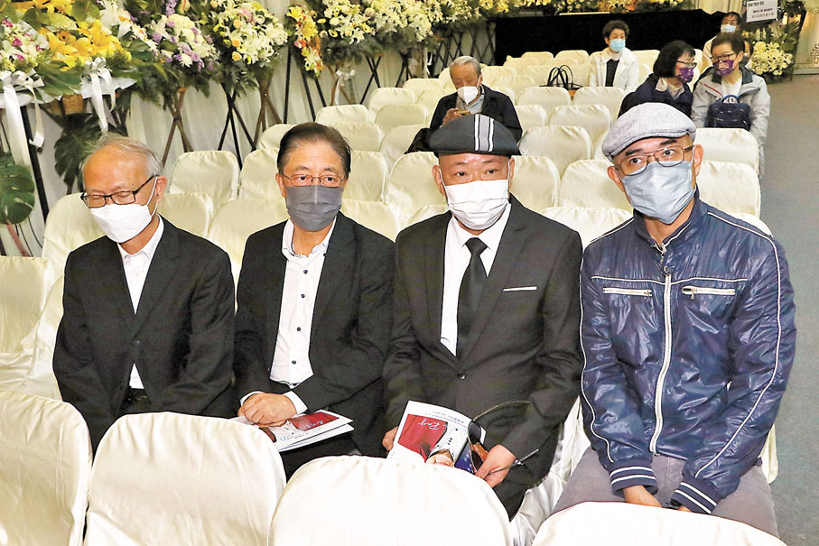 ◆ 張文新（左二）、周國豐等人出席。