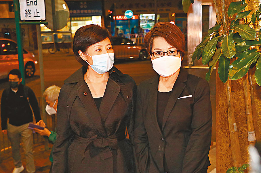 ◆ 車淑梅（右）前來追思。