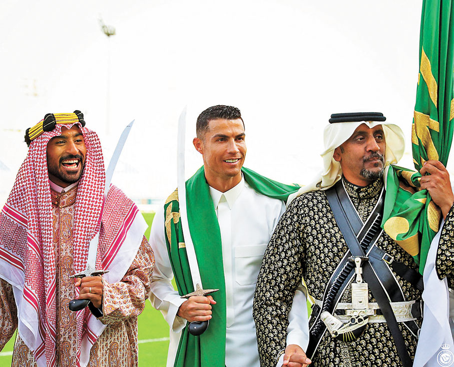 ◆ C朗穿上傳統服飾，融入沙特文化。 路透社