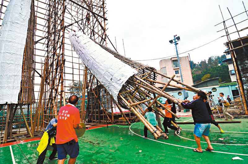 ◆長洲太平清醮的3座大包山均由陳金原一家合力製作,惟擔心有關工藝無人傳承。圖為以往豎立大包山支架情況。 長洲太平清醮值理會Fb圖片