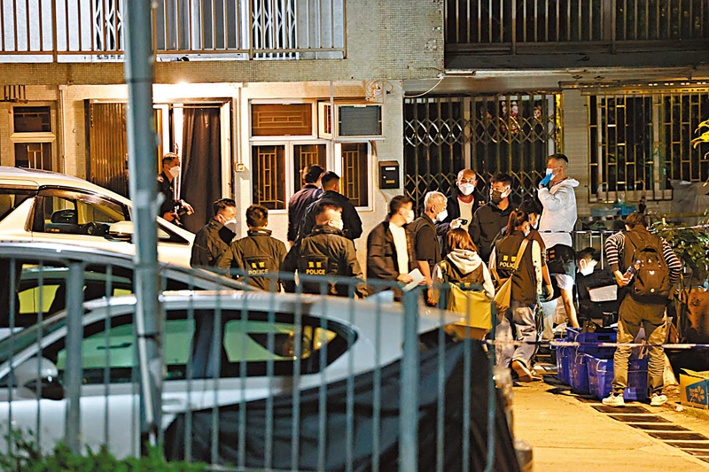 ◆重案組探員封鎖村屋搜證。 香港文匯報記者鄺福強  攝