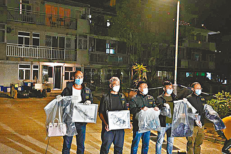 ◆警方展示在現場發現死者手袋和碎屍工具。 香港文匯報記者鄺福強  攝