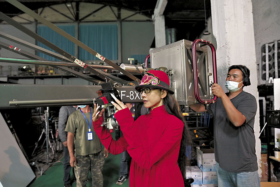 ◆楊麗萍（紅衣者）工作中一絲不苟。 