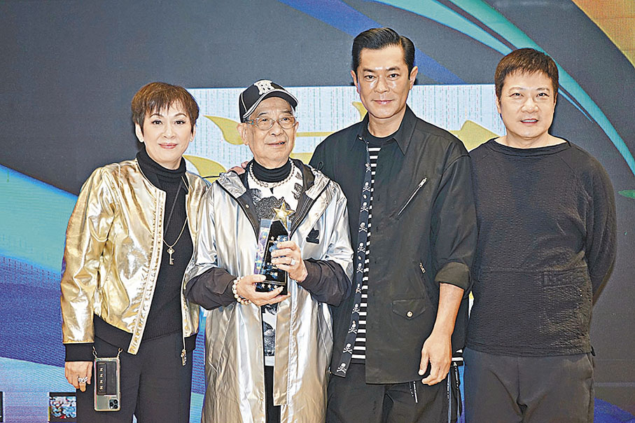 ◆江圖(左二)榮膺「傑出演藝大獎」。