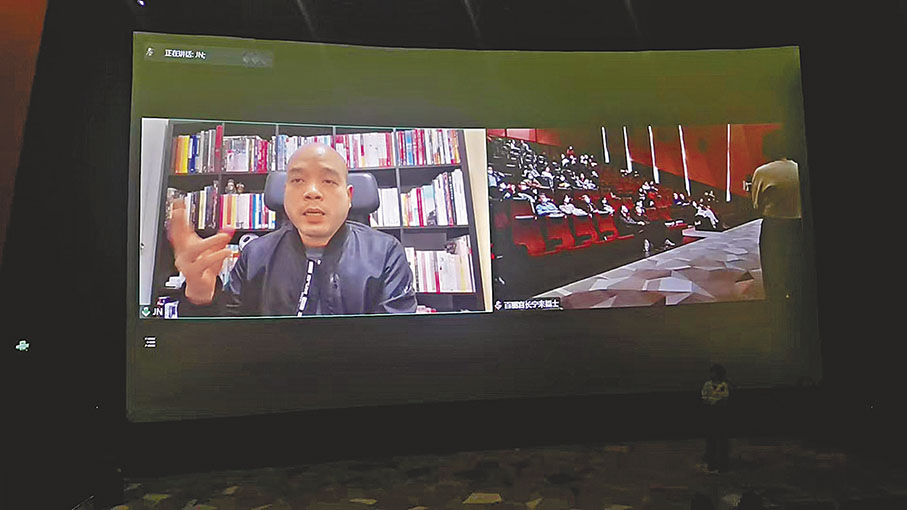 ◆吳煒倫透過視頻連線與上海觀眾現場交流。 