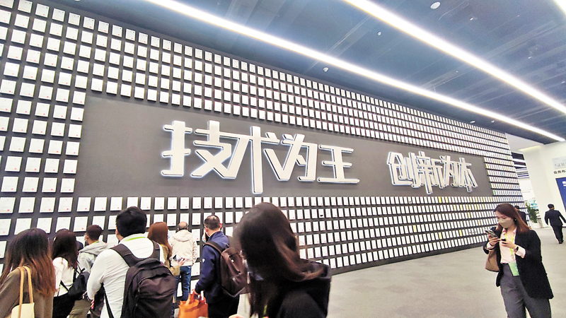 ◆比亞迪展廳內，一面5米多高、掛滿證書的專利牆引來參訪團的驚嘆。香港文匯報記者盧靜怡  攝