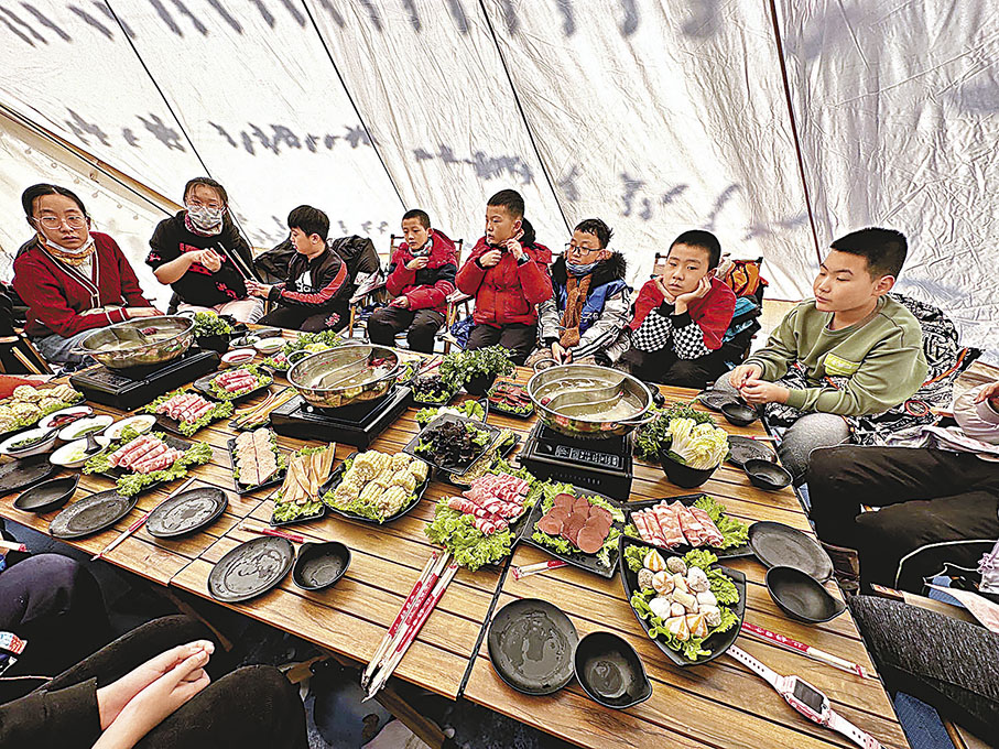 ◆營地寬敞的「蒙古包」帳篷能容納十餘人同席。 香港文匯報記者 于海江 攝