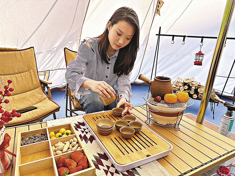 ◆在帳篷內圍爐煮茶別具一番趣味。 香港文匯報記者 于海江 攝