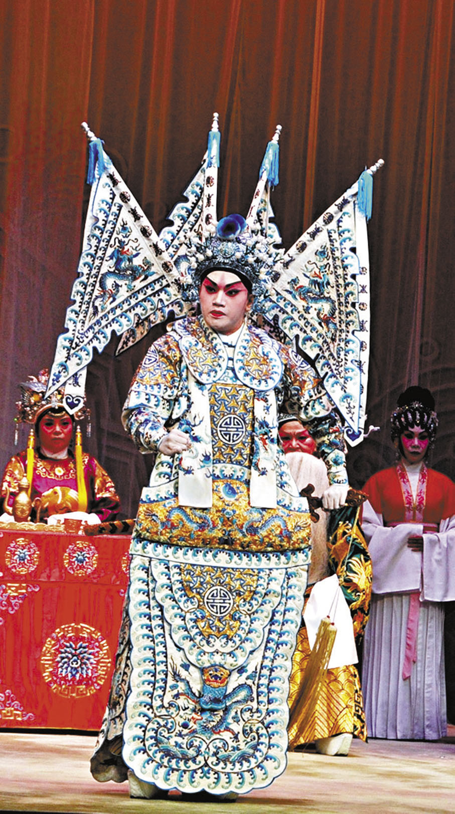 ◆譚穎倫積極減肥，現在舞台的他英俊瀟灑。