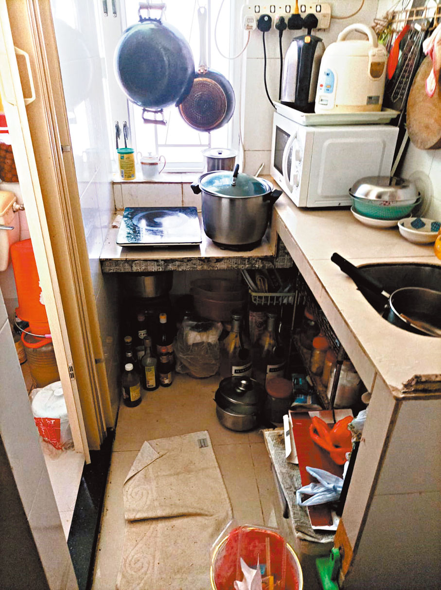 ◆林女士及先生生活在不足100方呎的分間單位內。香港文匯報記者張弦 攝