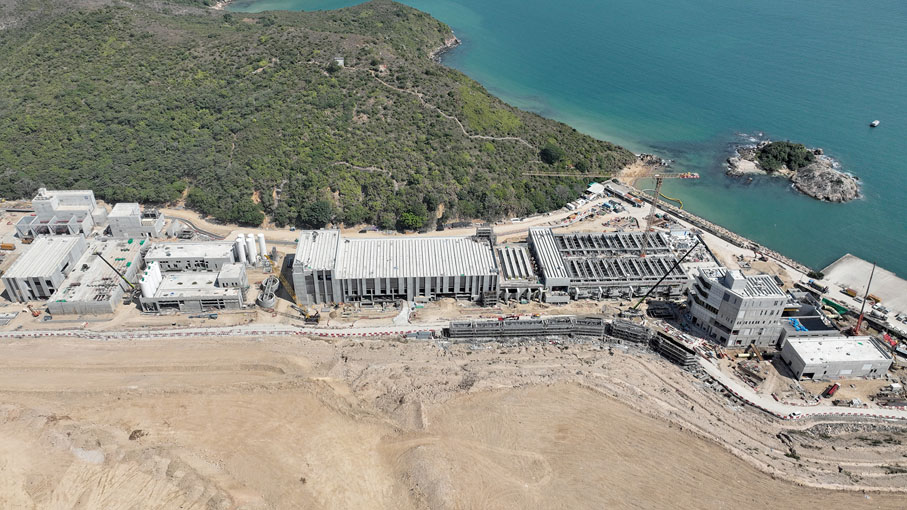 ◆ 將軍澳海水化淡廠項目採用了多方位可持續設計及興建手法，除了MiC及DfMA建築技術，更設有永久天台光伏面板，減少化石能源消耗及碳排放。