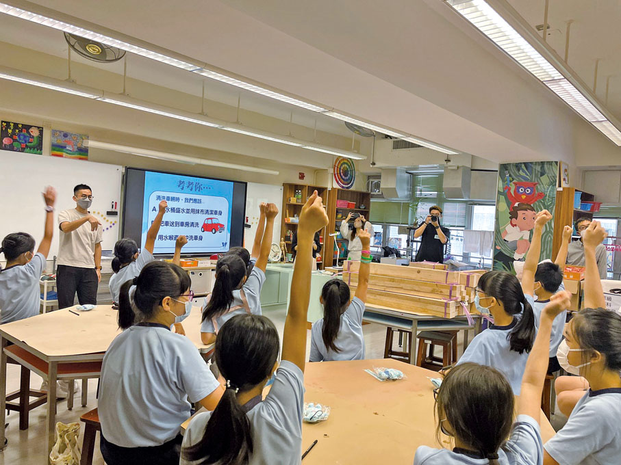 ◆ 中建香港團隊重視環境保育及社區發展，在工程項目進行期間，不時舉辦校園分享等教育活動，向社會大眾及下一代宣傳環保信息。