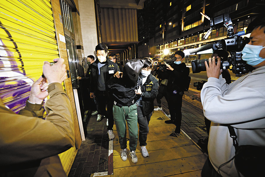 ◆探員昨晚將死者前家翁的情婦押到其於軒尼詩道365號富德樓的寓所搜證。 香港文匯報記者鄺福強 攝