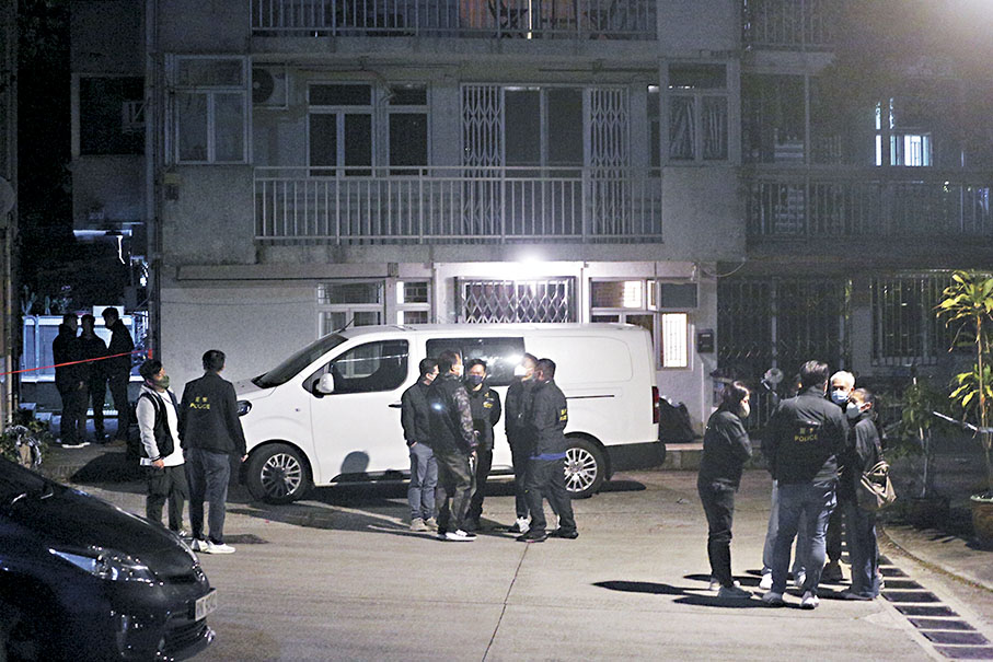 ◆探員昨晚續在大埔碎屍村屋調查。 香港文匯報記者鄺福強 攝