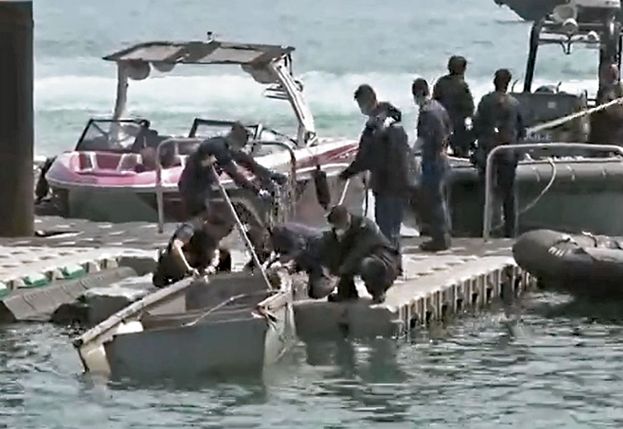 ◆西貢斬竹灣相撞的快艇（紫色船身）及舢舨被警方扣查。 電視截圖