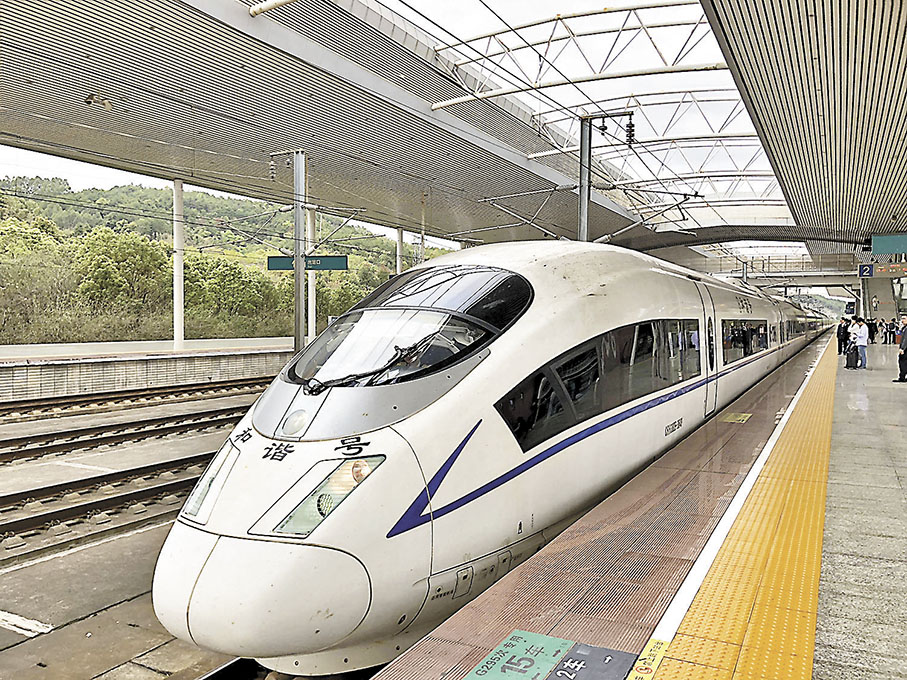 ◆ 鐵路系統對於大灣區非常重要，廣深港高鐵也成為香港連接深圳、廣州以至內地各大省市的鐵路系統。圖為廣深港高鐵。 資料圖片
