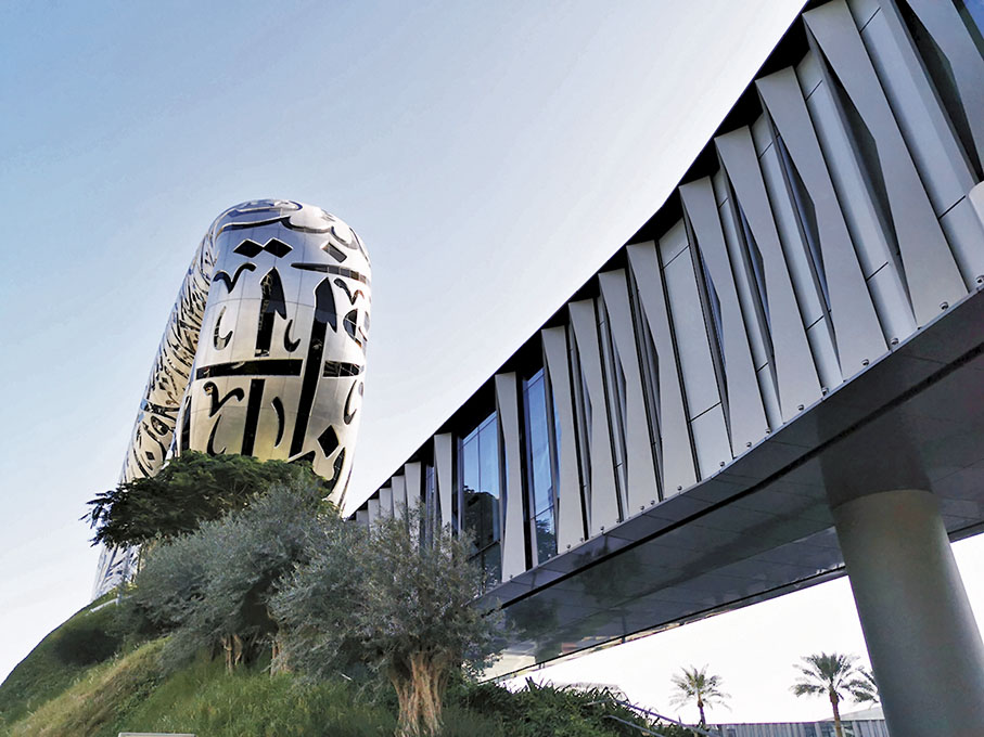 ◆博物館鄰近地鐵站，備有天橋直達。